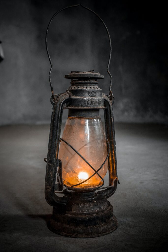 Types of Vintage Table Lamps | Oil Lamp [ photo credit: Pexels]